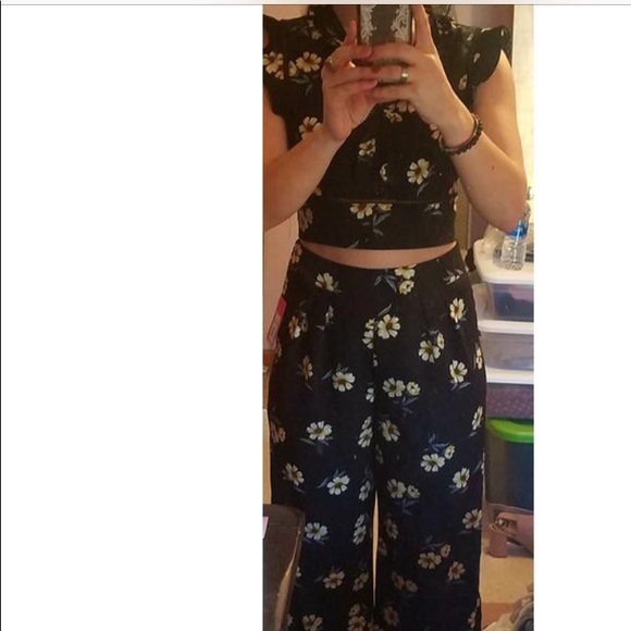 ✖️✖️SOLD✖️✖️Floral Crop Top & High waisted Pants - Picture 4 of 4